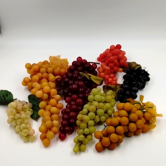 Vintage Plastic Fruit Home Decor Props Set of 7 small, medium, and large grapes - Picture 1 of 4